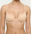 model trägt BH für kleine Brüste mit Lift in beige 