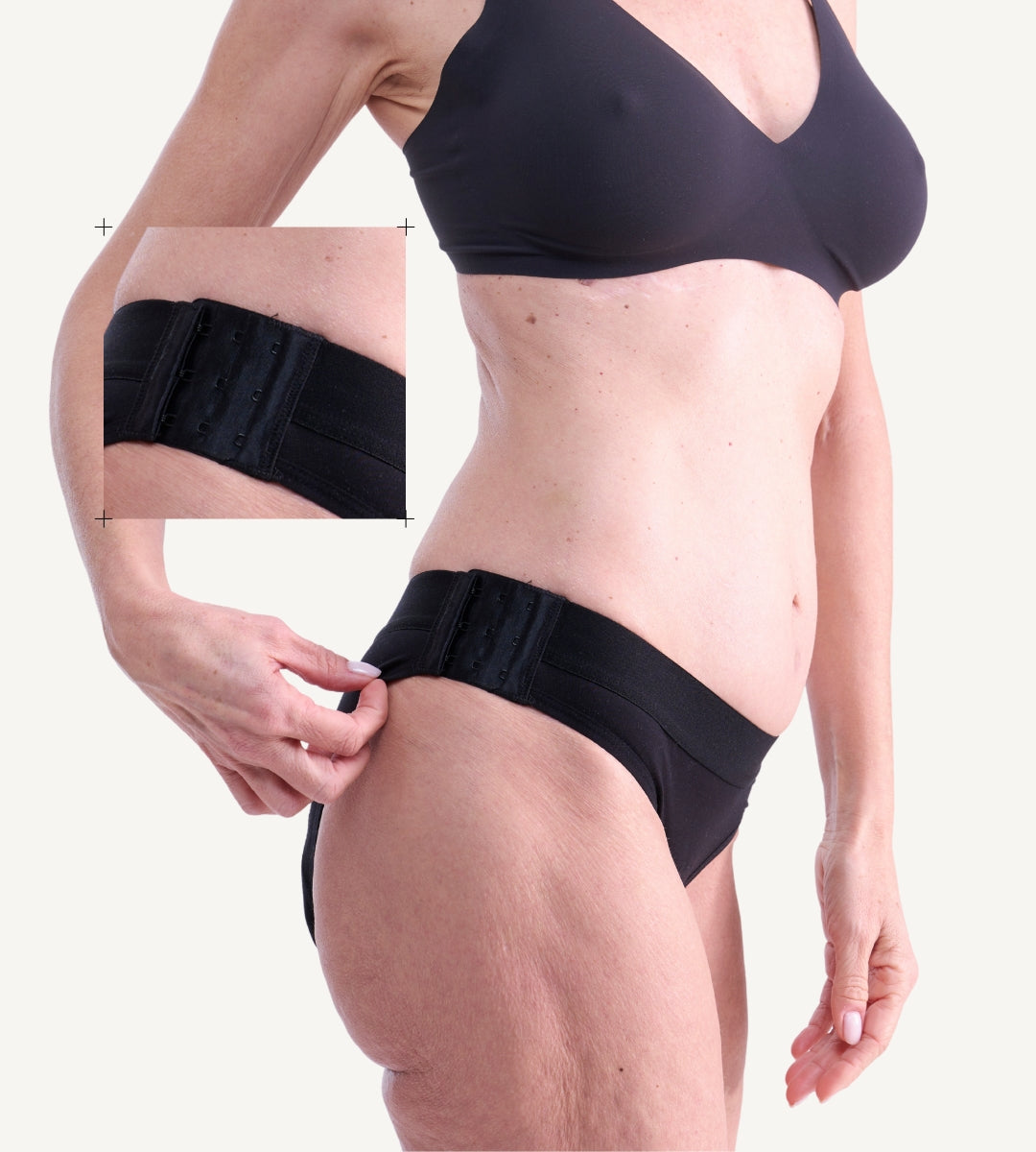 model trägt Unterwäsche für Blasenschwäche mit seitlichen Haken für einfaches wechseln 