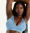 model trägt super bequemen Bralette in Sunset blau 