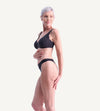 Model trägt Tanga für Blasenschwäche 