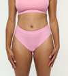 Model trägt Menstruationsunterwäsche mit hohem bund und auslaufsicher in pink
