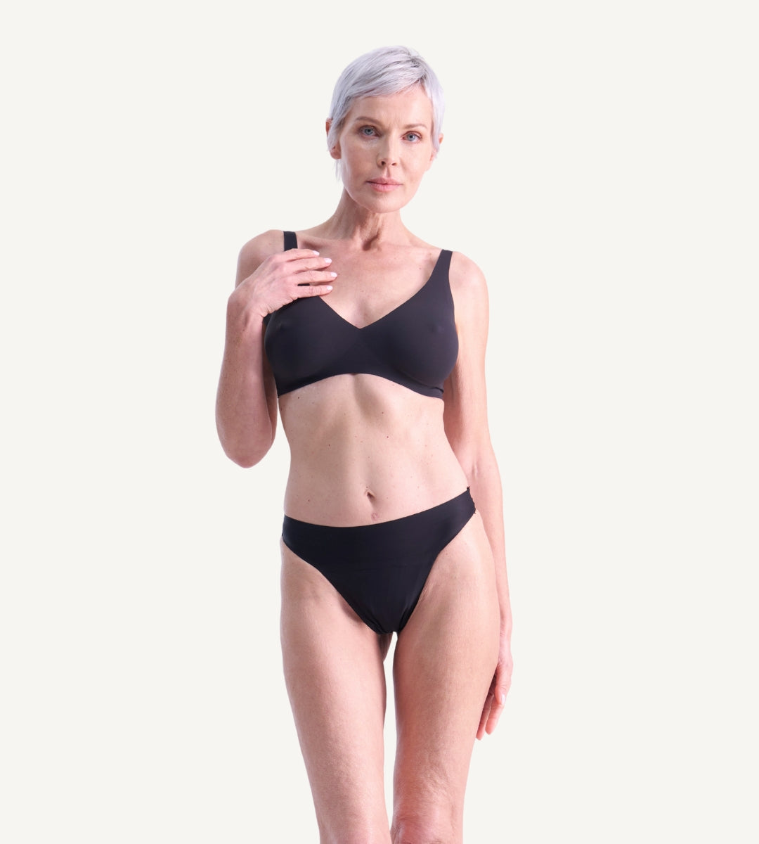 Model trägt Tanga für Saugstärke bei Inkontinenz 