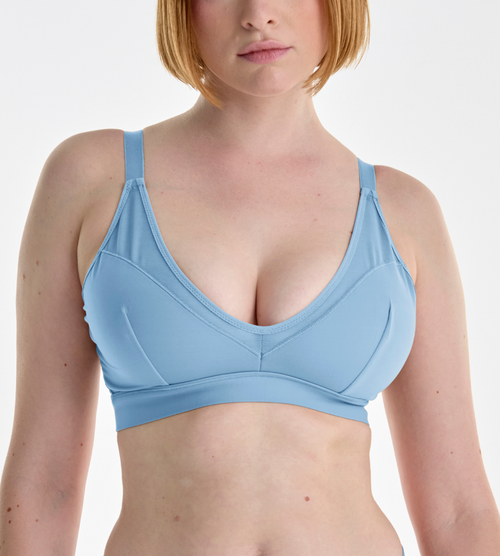 Model trägt bequemen Plunge Bralette ohne Bügel  in blau 