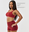 model trägt bequemen Bralette von Gotyu in rot 