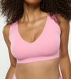 Model trägt pinked Bralette mit breiten Trägern und sehr gutem Halt 