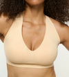 Model trägt beigen Bralette mit breiten Trägern und sehr gutem Halt  dank 3D-Stabilisatoren 