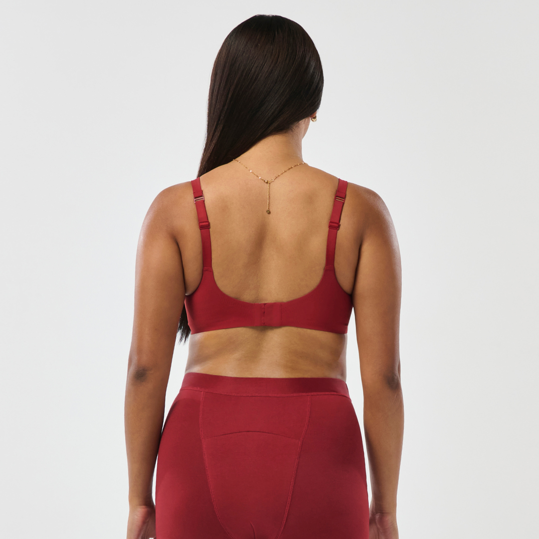 model trägt gotyu bralette in rot mit Verschluss hinten 