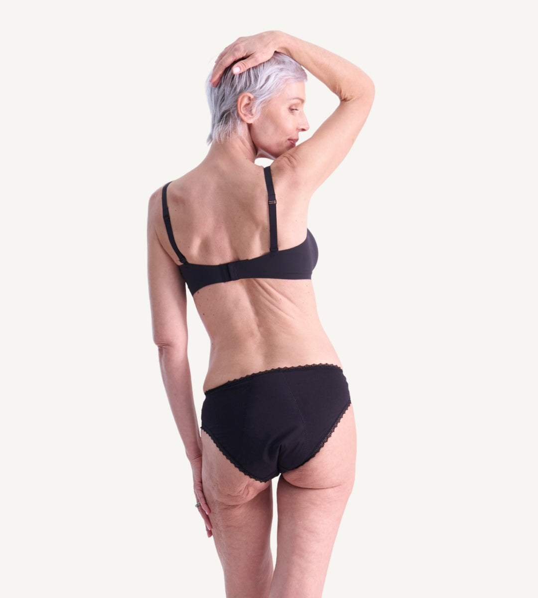 Model trägt bequeme Unterwäsche mit Saugstärke in schwarz bei Inkontinenz mit spitze