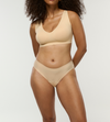 Model trägt v-plunge bralette und nahtlose periodenunterwäsche in beige 