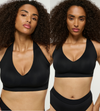 Model trägt Gotyus Bralette in schwarz, super schönes Dekollte 