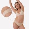 Model trägt nahtlose Periodenunterwäsche mit praktischen seitlicher Verschlüssen und absolut auslaufsicher in beige 